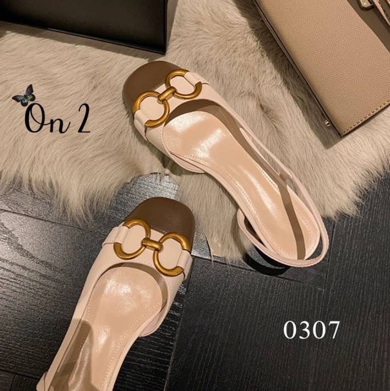 พร้อมส่งรองเท้าหัวคัชชูเปิดหลังรัดข้อเท้า หน้าแต่งอะไหล่ทองเหลือง สไตล์แบรนด์ส้นเป็นอะไหล่ทองสวยหรู สายรับปรับได้ คู่นี้ใส่แมทกับชุดได้ง่ายทั้งกางเกงและกระโปรงได้หมดทรงสวย