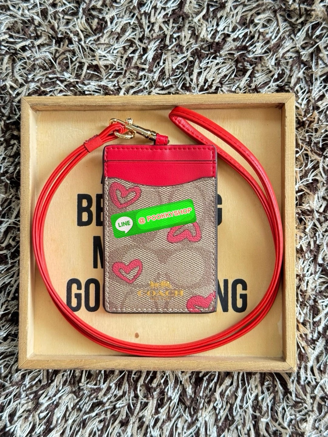 Coach Lanyard In Signature สายคล้องบัตรสุดชิคที่สาวๆออฟฟิต นักเรียนนักศึกษาควรต้องมี ด้านหน้า สามารถใส่บัตรเห็นรูปได้ 1 ใบ และใส่บัตรต่างๆเพิ่มได้อีกถึง 3 บัตรด้วยกัน สามารถถอดสลับสายได้