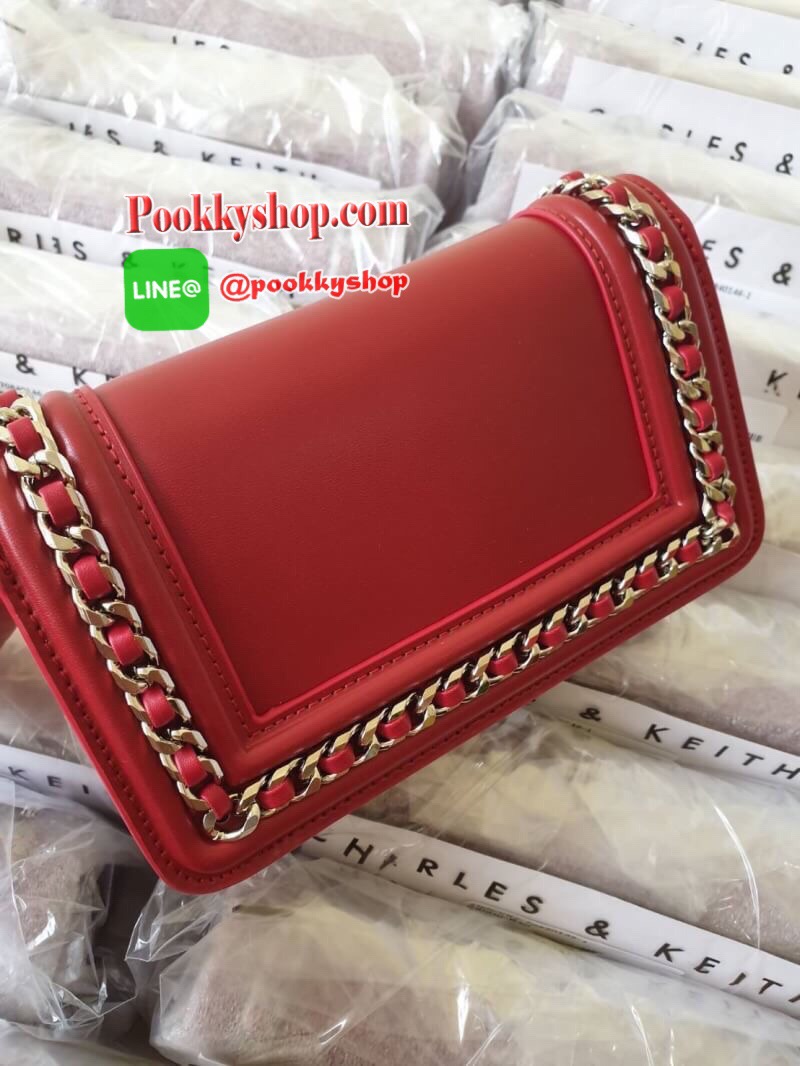 Charles&Keith Chain Rimmed Clutch กระเป๋าสะพายรุ่นใหม่!!ทรงcrossbodyหรือถอดสายถือเป็นทรงคลัชท์ได้ มีดีเทลโซ่ร้อยหนังรอบใบ เปิดปิดด้วยกระดุมแม่เหล็กใช้งานง่าย ภายในมีช่องซิป ช่องเสียบบัตรและช่องใหญ่ใส่ตระกูลพลัสได้ แยกเป็นสัดส่วน มาพร้อมสายสะพายแบบโซ่ต่อหน