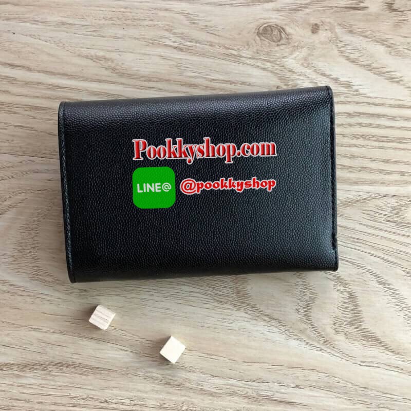 New!! Charles & Keith Front Flap Detail Wallet ด้านหน้าแต่งโลหะเหล็ก ปั๊มโลโก้แบรนด์ เปิด - ปิดด้วยกระดุมแม่เหล็ก ด้านในมีช่องใส่บัตร ช่องใส่รูป ช่องใส่ธนบัตร 2 ช่อง และช่องซิปใส่เหรียญ