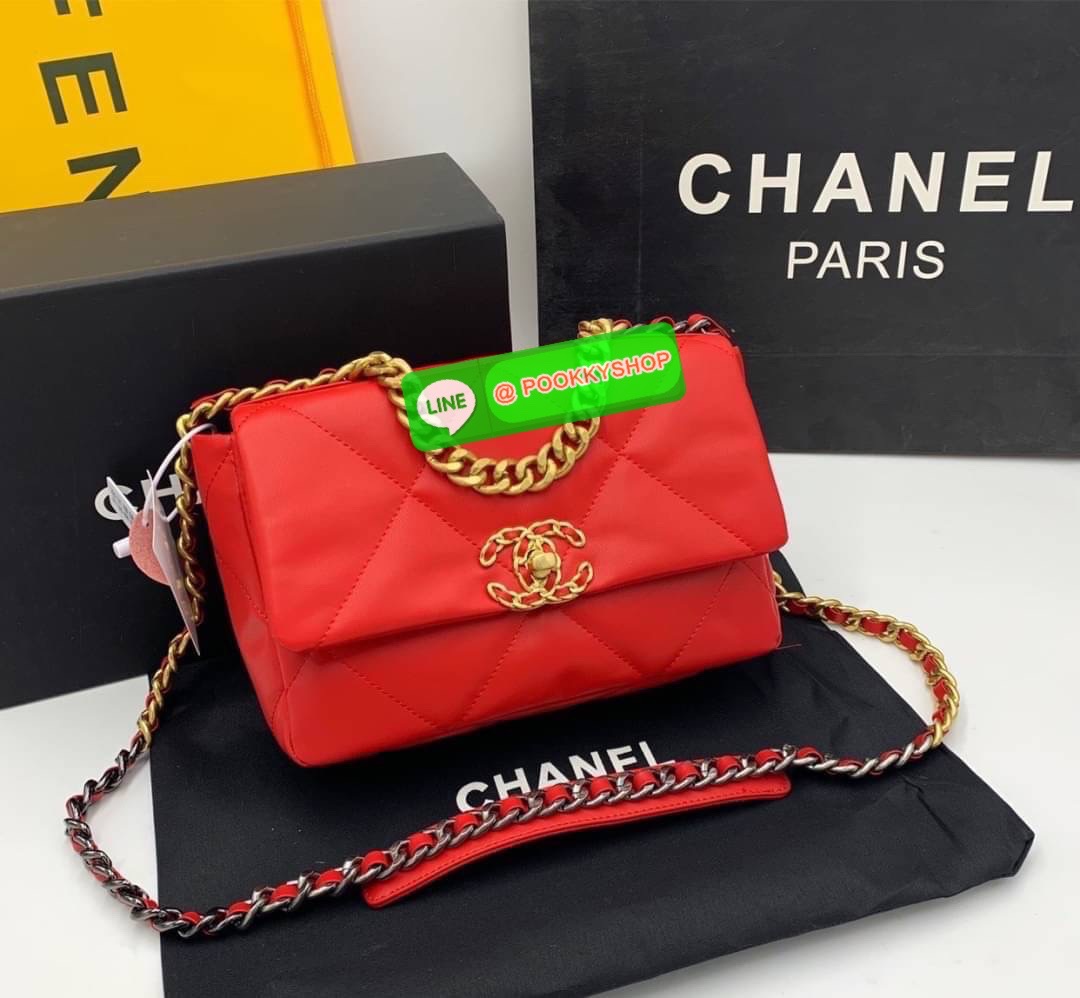 CHANEL MAXI HANDBAG RESTOCK!! ตอบรับคำเรียกร้องอย่างท้วมท้น!! พรีเมี่ยมกิ๊ฟจากแบรนด์ Chanel รุ่นตามล่าพลิกแผ่นดิน กระเป๋าถือ/สะพาย หนังแกะที่นิ่มสุดพลัง!! ลายตารางสวยคม โลโก้ลายโซ่สอดหนังเด่นชัด เปิด-ปิดกระเป๋าด้วยตัวบิดล็อค อะไหล่ทองหรูหรา มีระดับ!! ดีไซ