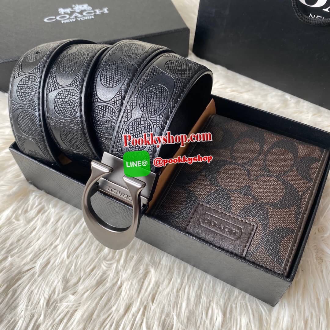 COACH Short Wallet with Belt Set Signature เซทสุดคุ้มค่ะได้ทั้งเข็มขัดและกระเป๋าสตางค์แบบพับ 2 ตอนมีช่องใส่รูปใส่บัตรใส่ธนบัตรแยกเป็นสัดส่วนเหมือนกระเป๋าสตางค์ใบยาวคุณภาพดีตามแบบฉบับของแบรนด์ มาในกล่องแบรนด์สามารถมอบเป็นของขวัญได้ ไอเท็ม Must Have ใครไม่ท