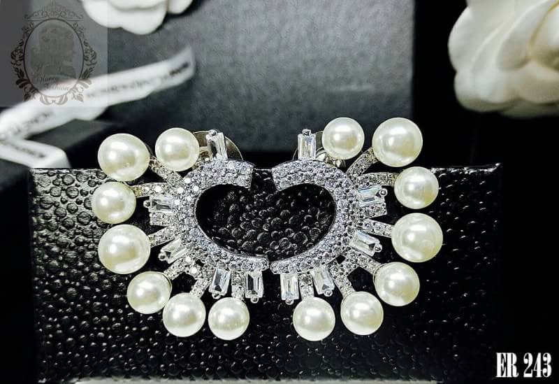 ❤️MirrorHi end Quality❤️ ดาราใส่กันเยอะมาก Diamond with Pearl earring ต่างหูเพชรฝังแท้ ประดับมุก มีลูกเล่นที่เพชรเม็ดเล็กสลับเพชรเหลี่ยม งานละเอียดสุดๆ ฝังแบบไมโครเซตติ้ง เพชรแน่นๆเพชรสวยเป๊ะทุกจุด มุกเสมือนแท้มีความเงางามงานสวยมากแน่นอนค่ะ