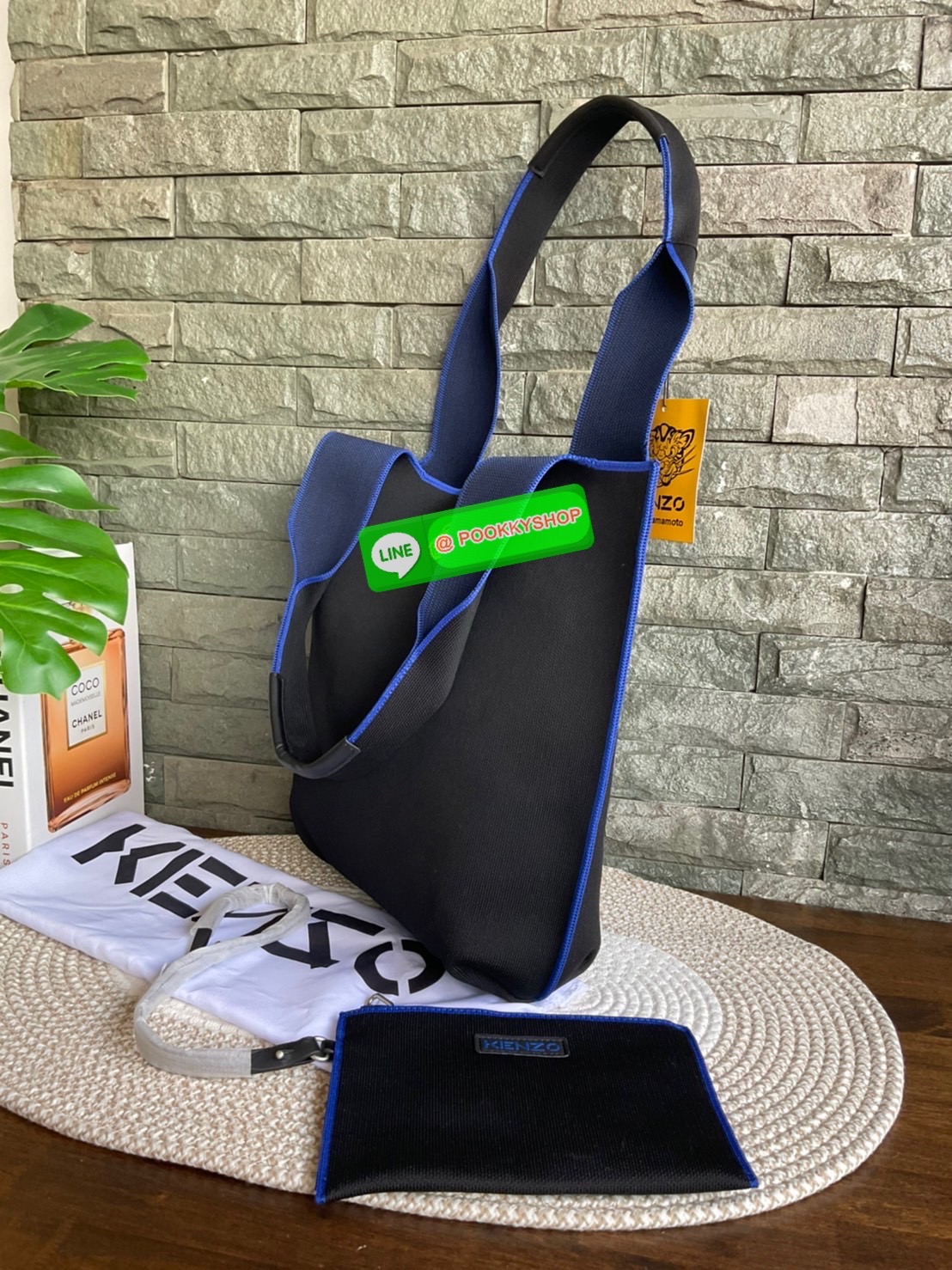 🚚 พร้อมส่ง 🚚 KENZO X KANSAI YAMAMOTO TIGER TOTE BAG กระเป๋าสะพายไหล่ ทรง โท้ทิสี ดำ และ น้ำเงินเข้ม x คันไซ ยามาโมโตะ Three Tigers จาก KENZO โดดเด่นด้วยลวดลายปัก วัสดุเป็นผ้าอย่างหนานุ่มคุณสมบัติพิเศษเฉพาะแบรนด์ น้ำหนักเบามากๆ หูหิ้วด้านบน