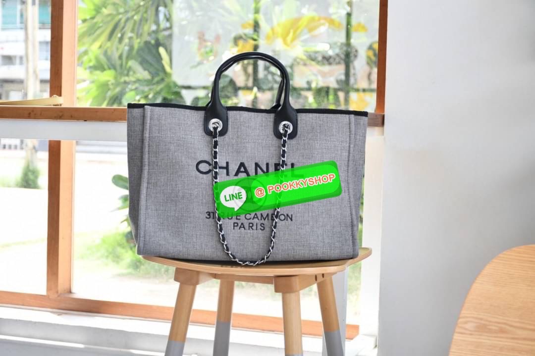 premium gift Chanel Tote canvas จากแบรนด์ Chanel กระเป๋าสะพาย Chanel Tote canvas โลโก้ปักกระเป๋าทรง Tote ผ้า canvas เนื้อหนาอย่างดีมีซับใน ด้านหน้าปักโลโก้ไข่มุกแบรนด์หรู หูจับมี 2 แบบคือ แบบสายหนัง และ โซ่ สามารถสะพายไหล่ได้คะ ใบใหญุจุของคุ้ม แต่น้ำหนักเ