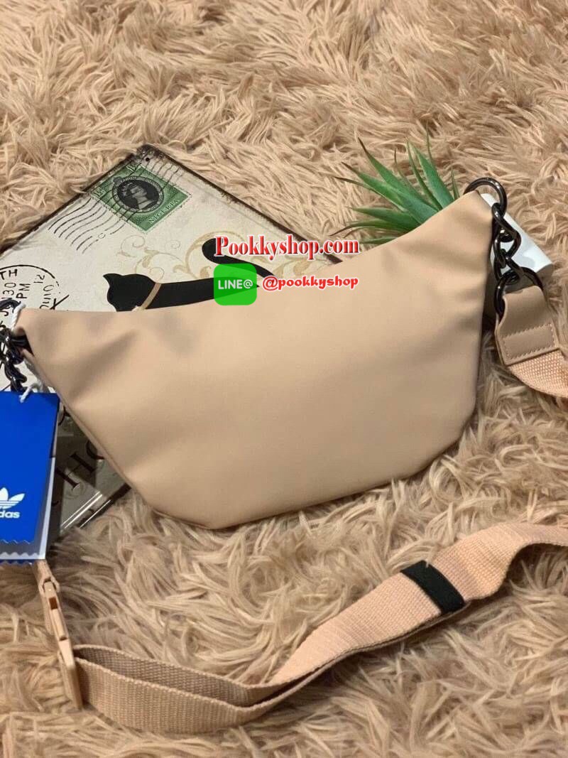 Adidas polyester waist bag รุ่นใหม่ชนช้อป!! กระเป๋าสะพายคาดอกหรือคาดเอวสไตล์สปอร์ต วัสดุหนังpu น้ำหนักเบา ใช้งานง่ายสะดวก มีช่องซิปใช้งานทั้งบนสายปรับได้ยาวถึง96cm ดีเทลสวยๆเป็นโลโก้ตัวนูนด้านหน้า สายคาดโซ่ต่อหนังดูเก๋มีสไตล์ ใช้งานได้ทั้งคุณผู้ชายและคุณผ