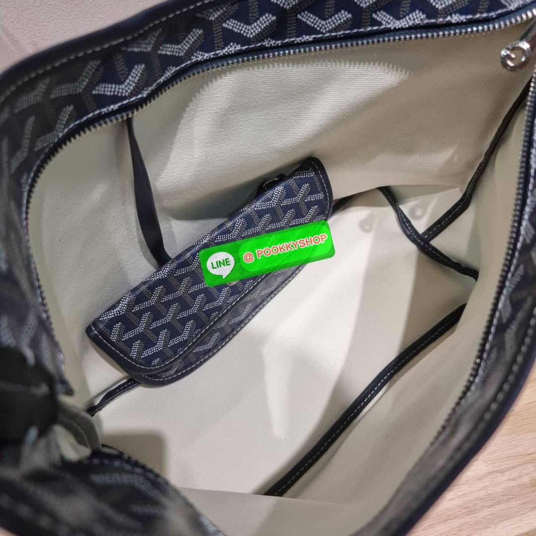 GOYARD BOHEME HOBO BAG ใหม่สุดคุ้ม กับกระเป๋าสะพายทรงโฮโบ ใบใหญ่จุใจ!! มาครบสีขายดี เลิศทุกสี รูปทรงคลาสสิค ดีไซน์เป็นเอกลักษณ์ วัสดุหนังแคนวาสพิมพ์ลายสวยคม ปากกระเป๋ามีซิปเปิด-ปิดกันของหล่นได้ ภายในโล่งกว้างมาก มาพร้อมสายคล้องในตัว ทนทาน สะพายสวยๆได้ทุกว