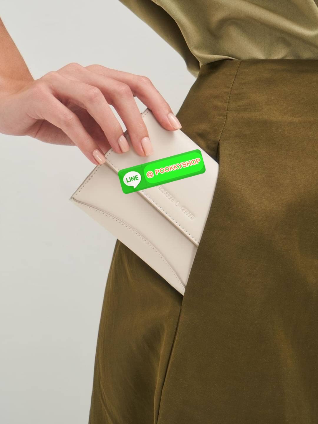 Snap Button Mini Short Wallet กระเป๋าเงินใบกลางหนังเรียบใบสวย จับถนัดมือ เปิดปิดแบบกระดุมแม่เหล็ก เป็นช่องใส่เหรียญ/บัตร และช่องใหญ่ใส่แบงค์เปิดปิดแบบกระดุม มีช่องใส่การ์ด 7 ช่อง และช่องใส่แบงค์ 2 ช่องใหญ่ ใส่แบงค์1000 แบบไม่พับได้เลยค่ะ แนะนำไปใช้กับกระเ