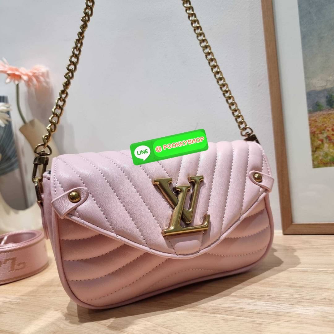 🔆 Model LV new wave pochette multi bag 🔆 Details กระเป๋าสะพายมัลติฟังก์ชั่น พรีเมี่ยมกิ๊ฟสุดหรู คุ้มจาก dutyfree มาพร้อม box set รับรองว่าดีงาม ลูกเล่นคลาสสิคผสานความวินเทจ มีสายสะพายให้ 2 เส้น และกระเป๋าใบลูก เล็กน่ารัก ภายในเป็นช่องโล่ง