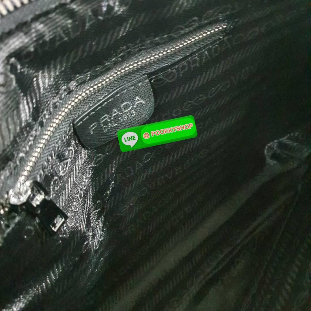 Best Seller! จากงานพรีเมี่ยมกิ้ฟ จากเคาเตอร์ต่างประเทศ จากแบรนด์ PRADA ค่า เป็น กระเป๋าผ้าไนล่อน ตามแบบฉบับของแบรนด์ เลิศมาก สะพายเป็น shoulder bag หรือ Crossbody ก็ได้คะ ขนาดกำลังดีคะ ตัวกระเป๋าเบามาก เปิดปิดด้วยซิปรูดด้านมีช่องซิปแยกใส่ของ สามารถใส่มือถ