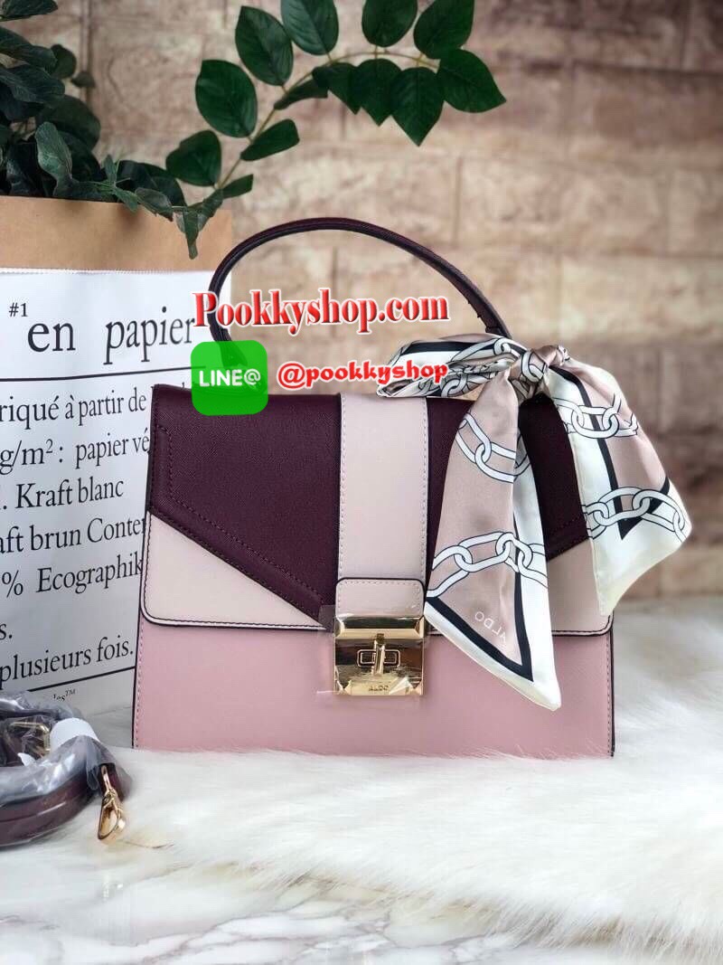 New!! ALDO DETAIL CROSSBODY BAG กระเป๋าถือ/สะพายข้างวางอยู่ทรง แต่งดีเทลเล่นสลับสีที่ตัวฝากระเป๋า พร้อมแต่งผ้าทวิลลี่มาให้ 1 เส้น ด้านหลังมีช่องซิป 1 ช่องเล็ก เปิดปิดแบบหมุนตัวล็อก ด้านในเป็นช่องกว้างจุของ ใส่กระเป๋าเงินใบยาว/iPad mini/iPhone plus ได้สบาย