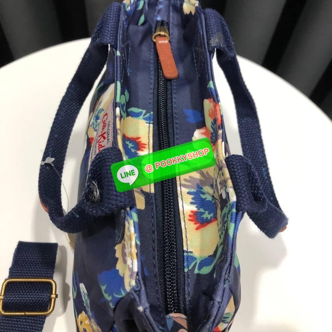 Cath Kidston Mini day Bag กระเป๋าถือหรือสะพายสุดชิค เหมาะสำหรับใช้สะพายในวันทำงานหรือวันสบายๆ เก็บของใช้ระหว่างวันได้เยอะค่ะ เปิด-ปิดด้วยซิป ด้านในมี 1ช่องใหญ่ ช่องซิป 1ช่องและช่องเล็กให้แยกเก็บมือถือของจุกจิก สวยคุ้มมากๆ มีหูจับ มาพร้อมสายสะพายยาวปรับระด