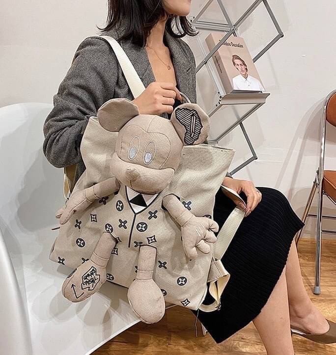 พร้อมส่ง เป้ตุ๊กตา LV งานสวยน่ารักมากค่ะ ผ้าหนาดีมาก ช่องเก็บของใหญ่มาก ด้านใน มีหลายช่อง ด้านหลังมีช่องซิปเก็บของสำคัญ เก๋ไก๋ไม่เหมือนใคร