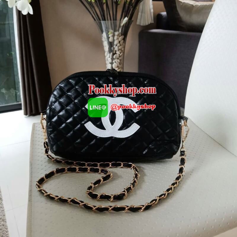 NEW ARRIVAL!! สวยหรูไม่ซ้ำใคร ต้องยกให้ Chanel Clutch Bag With Chain VIP Gift ของแท้จาก Chanel Perfume Counter รุ่น Limited วัสดุหนังเรียบลายตารางเปิดปิดด้วยซิปแบรนด์อะไหล่ทอง ขนาดกำลังดี น้ำหนักเบา ภายในมีโลโก้และช่องซิป มาพร้อมสายสะพายโซ่ร้อยหนังถอดออกไ