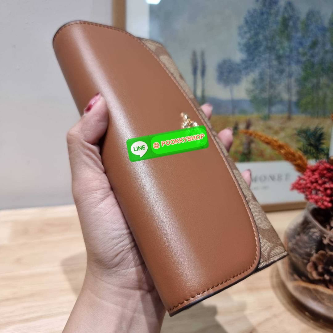 COACH F54022 SLIM ENVELOPE WALLET IN SIGNATURE กลับมาแล้วจ้า!! กระเป๋าสตางค์รุ่นขายดี 🔥 ทรงจดหมายรุ่นฝาพับ สวยคุณหนู หรูเกินราคา วัสดุหนังแคนวาสเคลือบลาย ภายในใส่มือถือได้ ใส่บัตรได้ มีช่องซิปแยกแบ่งเป็นสัดส่วน รุ่นนี้ใช้ยังไงก็ไม่มีเบื่อ สวยคลาสส