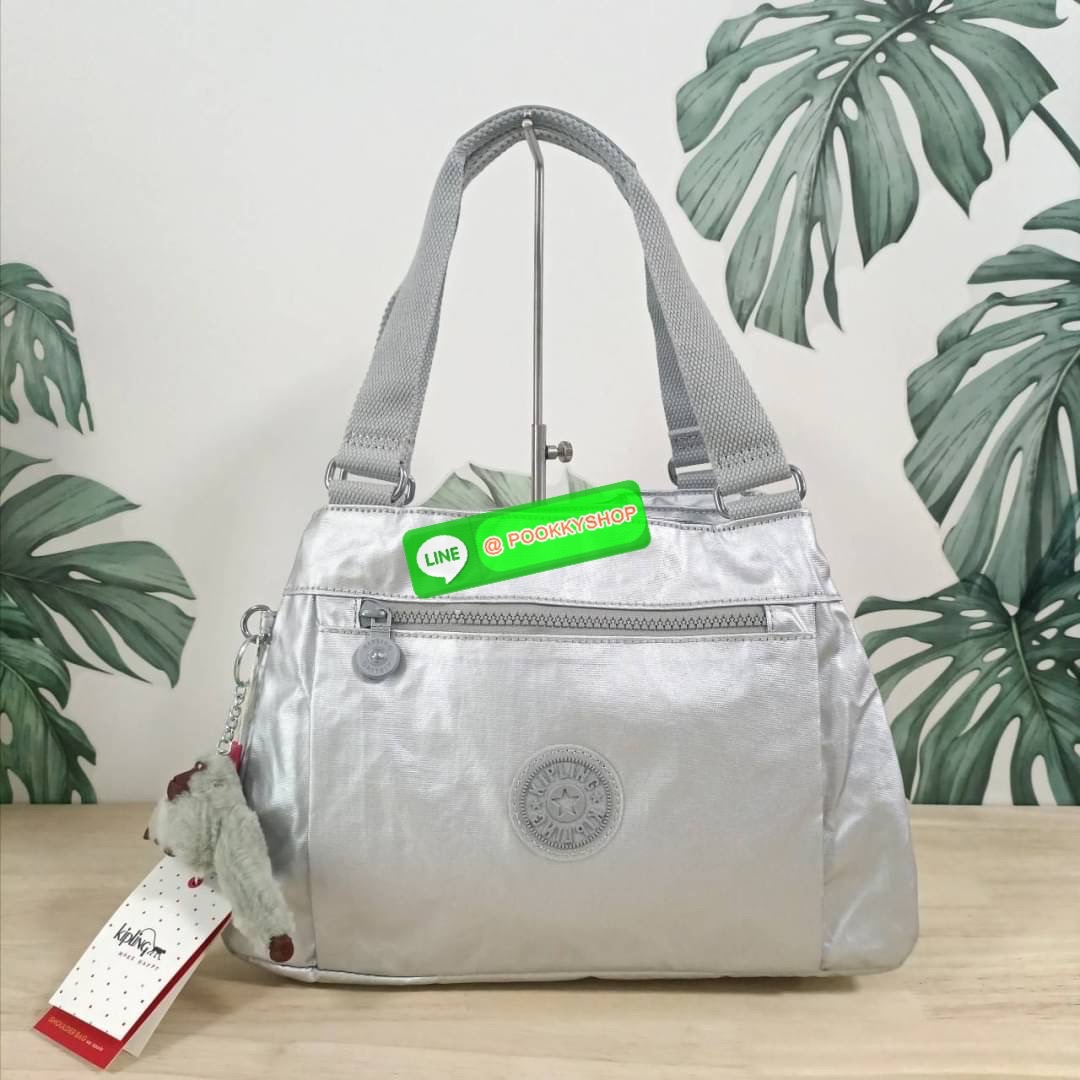 KIPLING ELISE HANDBAG กระเป๋าถือและสะพายไหล่ ขนาดกำลังพอดี จุของได้มาก มีหูจับสองสาย ถือสะดวก น้ำหนักเบา มีช่องซิป ด้านหน้า ช่อง กระเป๋าหลักเปิด-ปิดด้วยซิป มี3 ช่องว่างใส่ของได้จุมากๆ ใส่มือถือได้ กระเป๋าสตางค์ใบยาว และ เครื่องสำอางค์ได้หลายชิ้นเลยค่ะ เก็