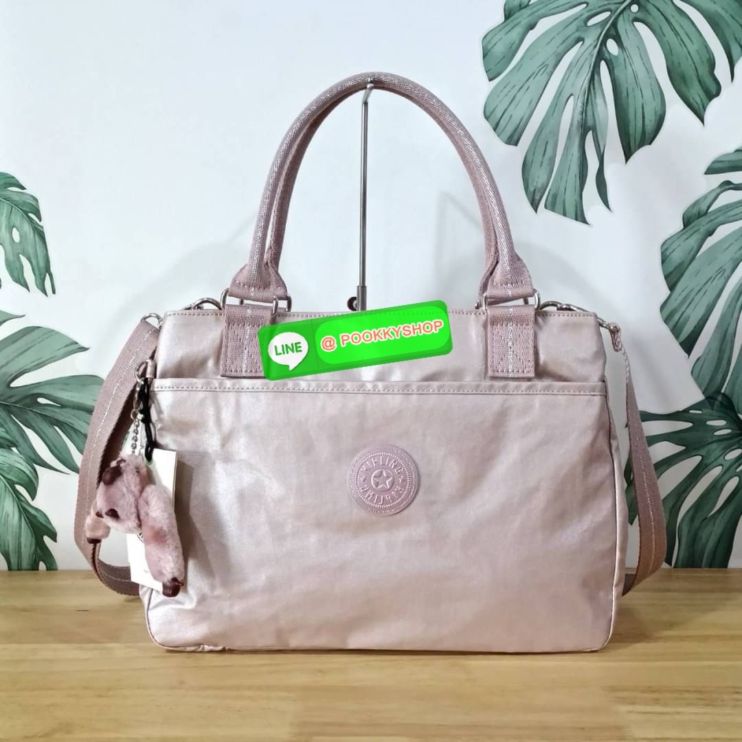 KIPLING Caralisa bag กระเป๋าถือหรือสะพาย วัสดุ Polyester เคลือบผิวกันน้ำ รุ่นใหม่จสก kipling เหมาะสำหรับวันทำงาน หรือ ใช้สะพายในชีวิตประจำวัน สามารถใส่กระดาษ A4 หรือ Ipad /Tablet ได้ถึง 11 นิ้ว