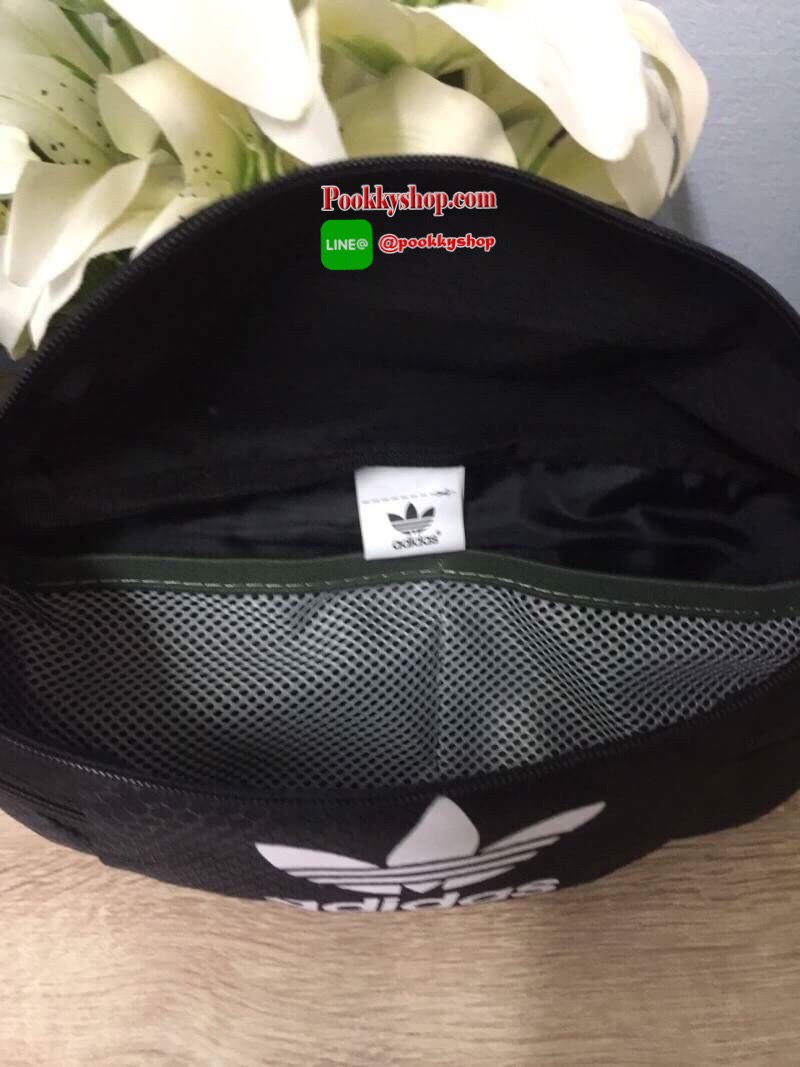 พร้อมส่ง ..... Adidas Originals National Waist Pack Factory กระเป๋าคาดอกและเอว เป็นอีกรุ่นที่ได้รับความนิยมเป็นอย่างมาก ด้วยแบบและดีไซน์ขนาดที่พอเหมาะ ใช้ได้ทุกเพศทุกสไตล์ กระเป๋าทำจากผ้าไนลอนลื่น น้ำหนักเบา ขนาดกำลังดี ดีจุของได้เยอะคะ เปิด-ปิดด้วยซิป ด้