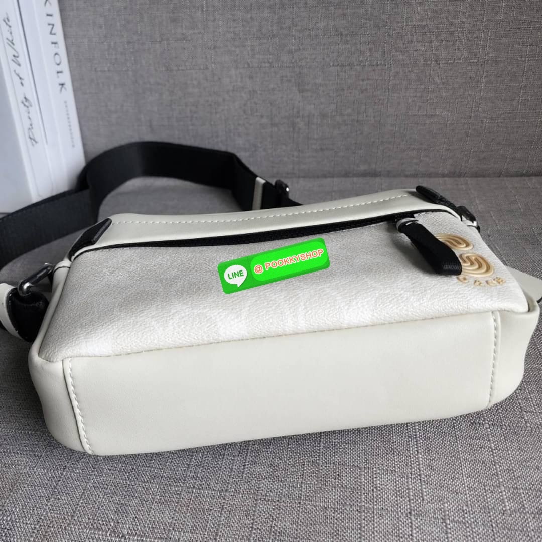 COACH EDGE CROSSBODY IN SIGNATURE CANVAS (2338) กระเป๋าสะพายข้าง วัสดุแคนวาสตัดขอบหนังแท้ หนังนิ่มมืออย่างดีค่ะ ด้านหน้ามีช่องซิปซ่อนให้หนึ่งช่อง เปิดปิดช่องหลักแบบซิปคู่ภายในกว้าง ใส่ของได้จุเลยนะคะ มีช่องซิปและช่องเล็กให้อีก2ช่อง ด้านหลังกระเป๋าจะเป๋าช่