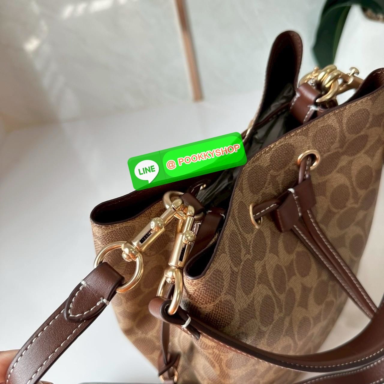 Coach Roan Bucket Bag Signature Canvas CBH07 กระเป๋าทรงบัคเก็ตใบเก๋ ดีไซน์คลาสสิก ลายซิกเนเจอร์สุดฮิต ใส่ได้ทุกโอกาส มาพร้อมสายสะพายปรับได้ ถอดได้ ใช้งานได้ทั้งสะพายไหล่ / crossbody / handheld