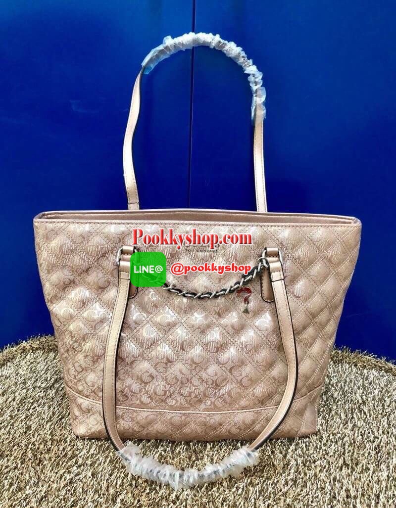 New Rare item !!! GUESS LOS ANGELES TOTE BAG พร้อมส่ง สินค้าหายากค่ะ !!! กระเป๋าถือทรง Tote วัสดุหนังนิ่มมือมากค่ะ ตัวกระเป๋าพิมพ์ลาย signature brand ทั้งใบ เพิ่มความหรูด้วยอะไหล่โซ่มาให้ที่ด้านหน้า ปากกระเป๋ากว้าง ภายในกระเป๋าแบ่ง3ช่องใหญ่ แต่ละช่องกว้าง