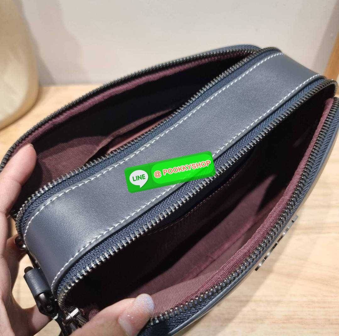 COACH CF484 GRAHAM CROSSBODY WITH COACH MONOGRAM PRINT 🔆 Details ใหม่ล่าสุด กับดีไซน์โฉมใหม่ ที่เปลี่ยนลุคไปเลย กระเป๋าครอสบอดี้ทรงยอดฮิตสุดคลาสสิค ใช้งานง่ายและสะดวก ด้านหลังมีช่องย่อย เปิด-ปิดด้วยซิปหลัก 2 ช่อง แบ่งสัดส่วน ภายในเป็นช่องโล่ง ใส่ข