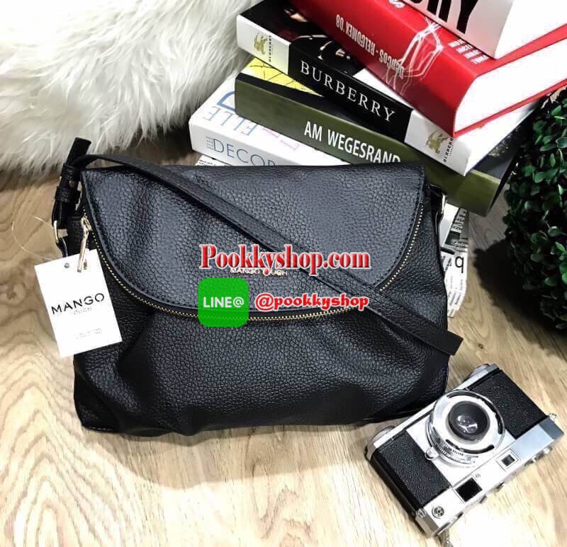 รีพีทรอบที่14!!! Don't Miss! ไอเท็มที่สาวๆกดLikeกันรัวๆ MANGO QUITED SHOULDER BAG กระเป๋าสะพายวัสดุหนังแกะสังเคราะห์แบบนิ่มประดับโลโก้อะไหล่ทองด้านหน้า เปิดปิดได้2ช่องทั้งฝาปิดกระดุมแม่เหล็กหรือซิปรอบปากกระเป๋า มาพร้อมสายสะพายยาวขนาดกำลังดี น้ำหนักเบ