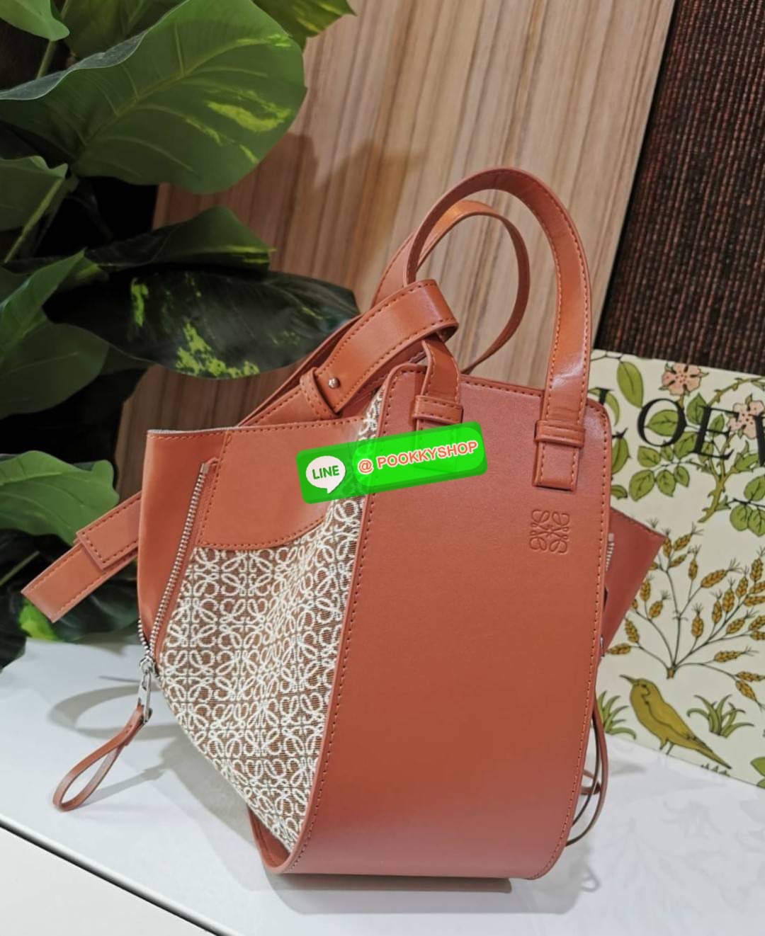 ✴️ห้ามพลาด!✴️NEW ARRIVAL! LOEWE ANAGRAM SHOULDER BAG GIFT WITH PURCHASE (GWP) กระเป๋าถือหรือสะพายพรีเมี่ยมกิ๊ฟ Limited จาก LOEWE PERFUME DUTYFREE COUNTER รุ่นหายากสุดเลอค่าวัสดุ Anagram Canvas ตัดหนังแท้ Calfskin สุดคลาสสิค ขนาดกำลังดี น้ำหน