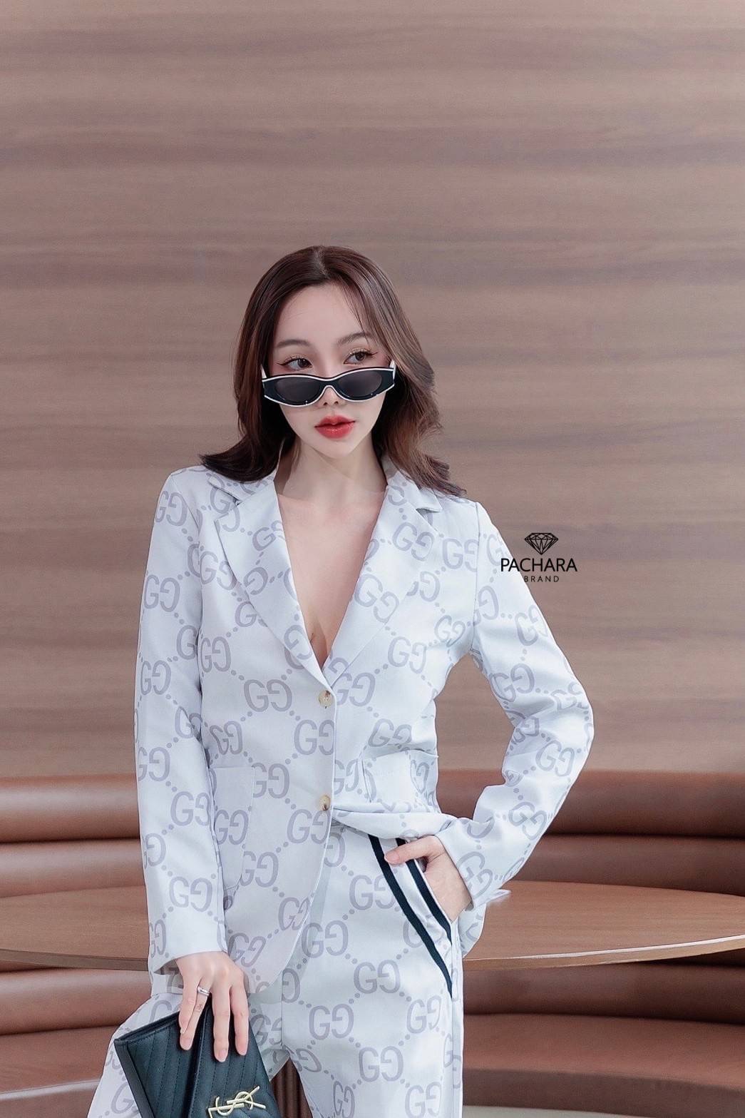 เซ็ต 2 ชิ้น เสื้อสูทแขนยาวสีเทาพิมพ์ลายแบรนด์ดังทั้งชุด แต่งกระเป๋าสองข้าง แมทช์คู่กับกางเกงขายาวเอวสูง เนื้อผ้าหนามีซับในอัดกาวอย่างดี งานซิปด้านหน้า รุ่นนี้แมทช์ง่ายใส่ได้หลายโอกาสเลยนะคะ