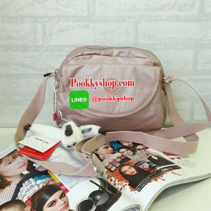 พร้อมส่ง KIPLING mini handbag k15313 กระเป๋าสะพายสุดน่ารัก ด้วยทรงกระเป๋าที่แสนจะน่ารัก มีความโค้งมน ขนาดกำลังดี ใช้งานง่ายๆในทุกวันของคุณ มีช่องด้านหน้าเปิดปิดง่ายด้วยตีนตุ้กแก และช่องอเนกประสงค์ปิดมิดด้วยซิป พร้อมพวงกุญแจน้องลิงอันเป็นเอกลักษณ์ของแบรนด์