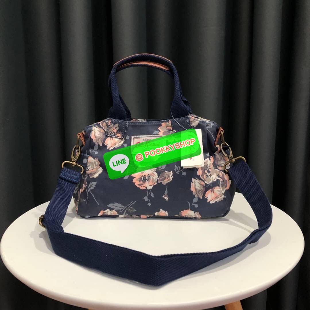 Cath Kidston Mini day Bag กระเป๋าถือหรือสะพายสุดชิค เหมาะสำหรับใช้สะพายในวันทำงานหรือวันสบายๆ เก็บของใช้ระหว่างวันได้เยอะค่ะ เปิด-ปิดด้วยซิป ด้านในมี 1ช่องใหญ่ ช่องซิป 1ช่องและช่องเล็กให้แยกเก็บมือถือของจุกจิก สวยคุ้มมากๆ มีหูจับ มาพร้อมสายสะพายยาวปรับระด