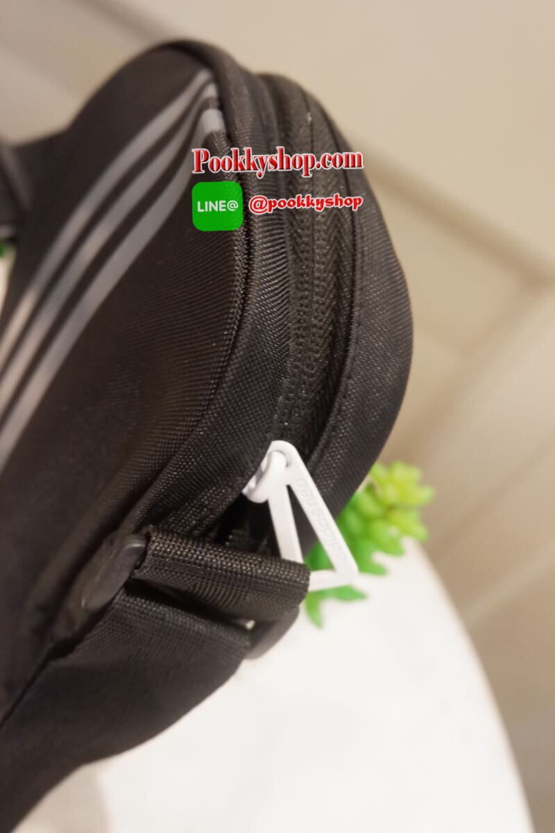 Hot item!! ADIDAS CROSSBODY SHOULDER SPORT BAG กระเป๋าสะพายข้างทรงสปอร์ต เท่ห์ๆ สามารถใช้ได้ทั้งด้านหน้าและด้านหลัง วัสดุผ้าแคนวาส ทนทาน ด้านหน้าตกแต่งเป็นช่องซิปเล็กสำหรับเก็บของจุกจิก สายสะพายสามารถปรับได้ จะสะพายไหล่ หรือสะพายข้างเท่ๆไปเที่ยวก็ได้หมดจบ
