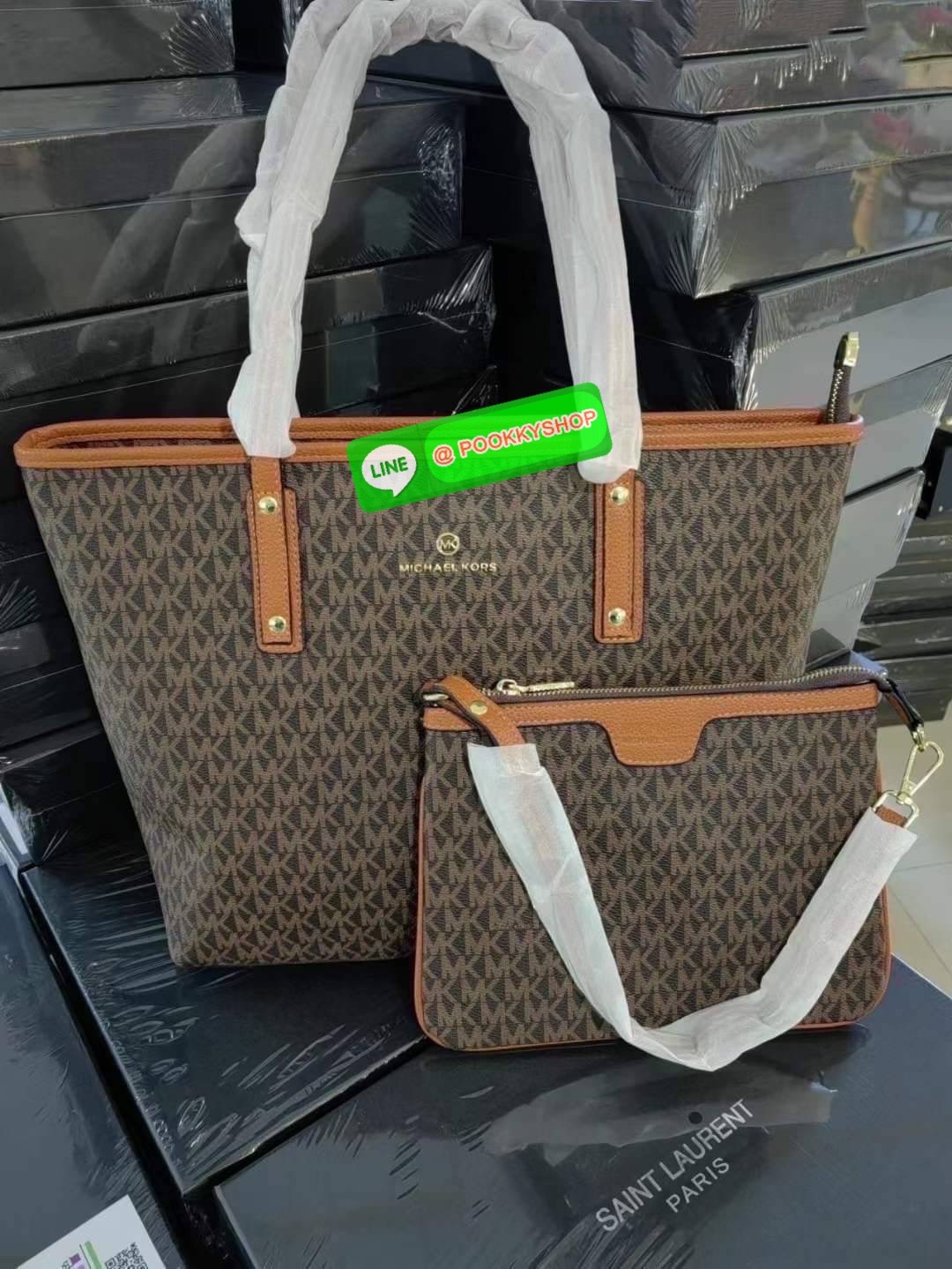 NEW ARRIVALS !! MICHEAL KORS TOTE BAG ของแท้ กระเป๋าสะพายทรง SHOPPING BAG หนัง PVC สวยหรูอยู่ทรง ด้านหน้าประดับโลโก้สีทองสวยหรูพร้อมห้อยพวงกุญแจ MK ภายในปิดเปิดด้วยซิปยาว มีช่องซิปและช่องเล็ก ซับในอย่างดีสกรีน กว้างและจุของได้เยอะมากค่ะ ใส่ ipad กระเป๋าสต