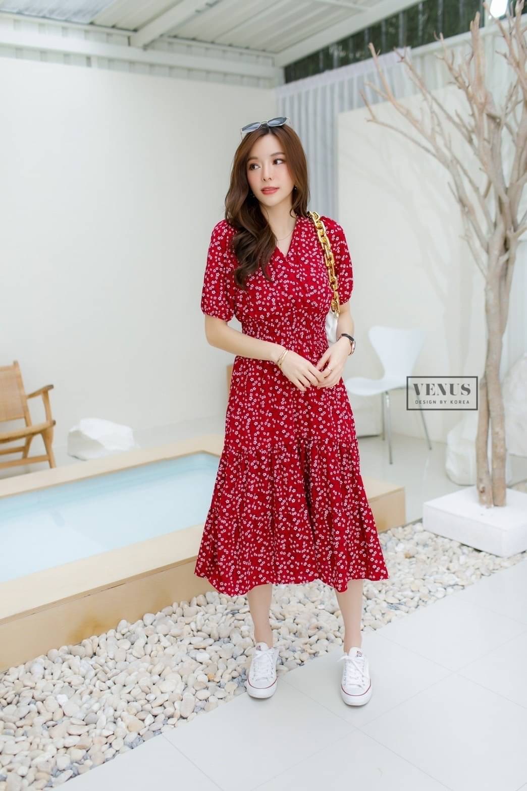 'm Lady By Venus Flora Maxidress แม๊กซี่เดรสพิมพ์ลายดอกไม้ คอวีทรงป้ายอก ช่วงอกแต่งจั๊มยืดตามตัวนะคะ แม๊ทกับรองเท้าผ้าใบก็น่ารักคะ