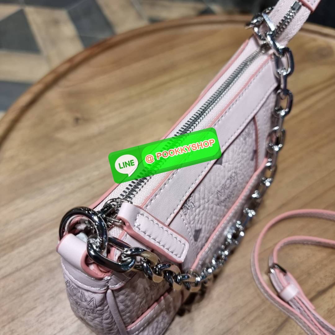 MCM MINI DELMY SHOULDER BAG จัดหนักจัดเต็ม!! ที่สุดของรุ่นที่ฮอตหนักมาก คอลเลคชั่นที่ยอดขายดีตั้งแต่วันแรกที่ลง shop ด้วยรูปทรงที่กะทัดรัด ตอบโจทย์ได้ทุกลุค ทุกไลฟ์สไตล์ ใช้งานได้ง่ายคล่องตัว กระเป๋าสะพายทรงพอช ที่มาพร้อมสายโซ่คล้องด้านหน้า และสายหนังครอส