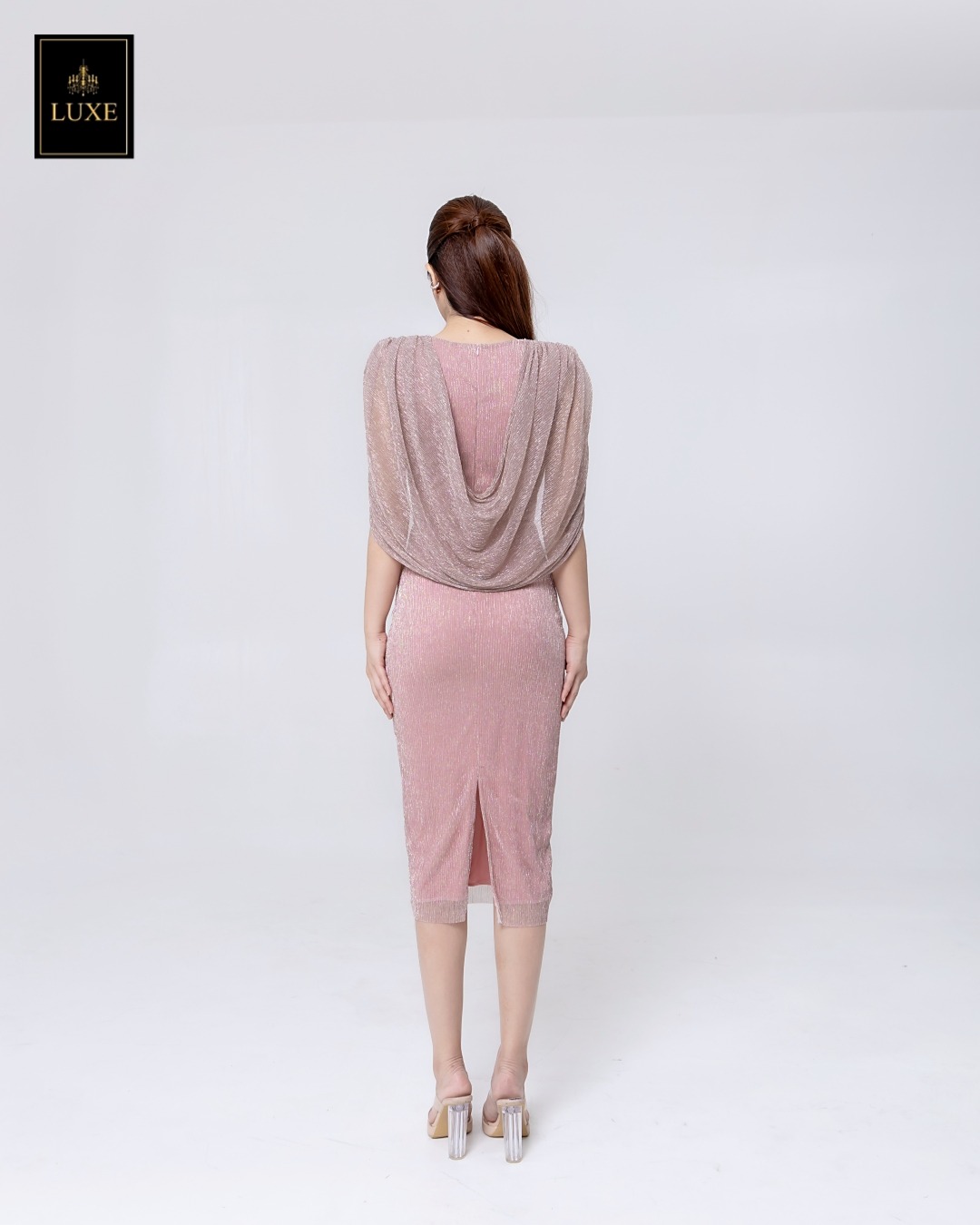 เดรสแฟชั่น เดรสเสื้อวี กระโปรงทรงสอบ มีผ้าคลุมไหล่คอถ่วงด้านหลัง ทำจากผ้าราเม่อัดพลีท