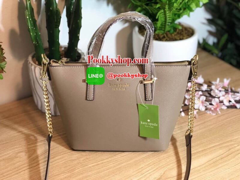 Kate Spade Cedar Street Mini Harmony Crossbody Small Handbag กระเป๋าสะพายใบเล็กสุดน่ารัก วัสดุหนัง Saffiano สวยหรูอยู่ทรงสไตล์ น่ารักไม่ซ้ำใคร ด้านหน้าประดับโลโก้สีทองสวย ภายในมีช่องซิปและช่องเล็ก สามารถใส่ ipad mini กระเป๋าสตางค์ใบยาวของใช้ได้จุกจิกได้เย