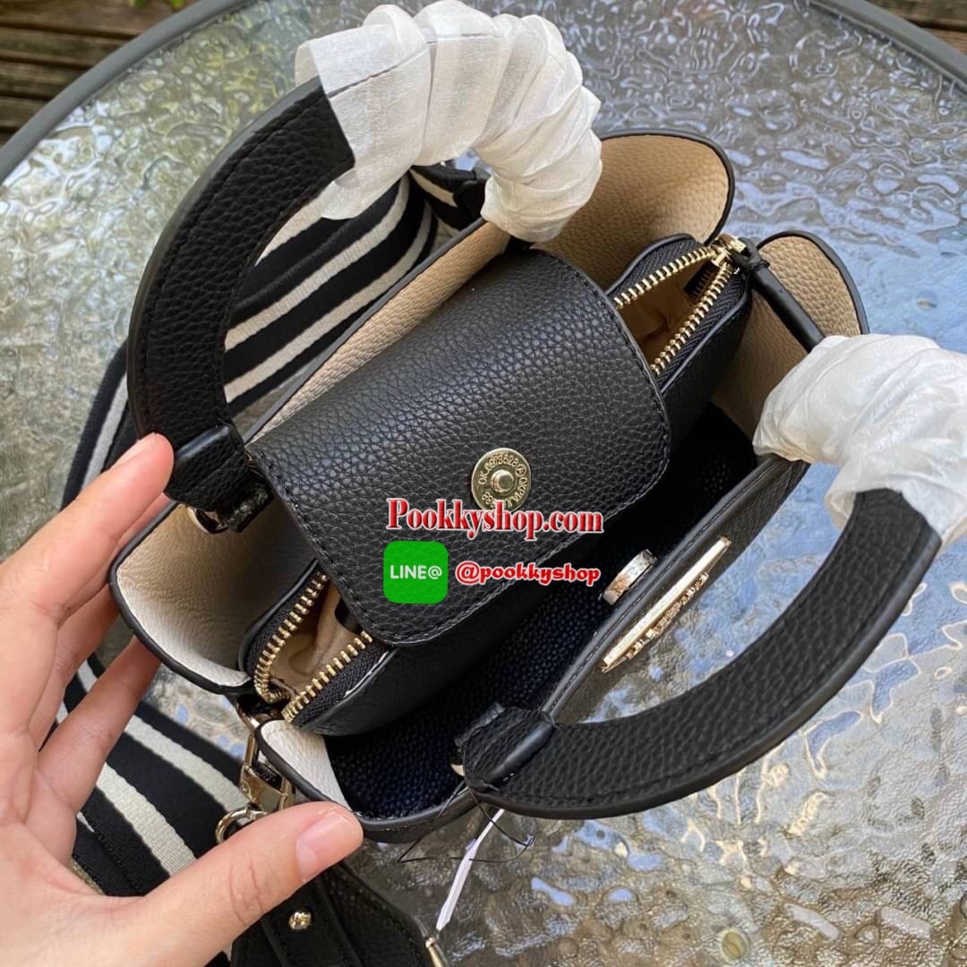 Guess Aretha Mini Satchel กระเป๋าขนาดกระทัดรัด วัสดุทำจากหนัง PU สังเคราะห์นุ่มมือมาก น้ำหนักเบา โลโก้แบรนด์สีทองด้านหน้าดูหรูหรา สายผ้าแคนวาสถอดได้ ด้านในแบ่งเป็นสัดส่วน มีซิป น่ารักมากๆค่ะรุ่นนี้