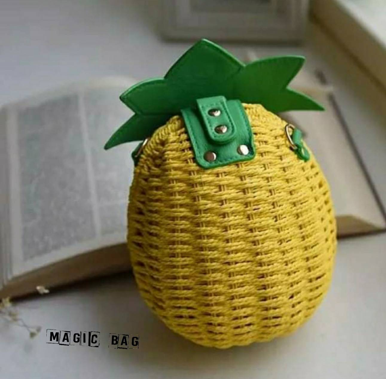 กระเป๋าสานสัปปะรดหนังนิ่ม มีสาย pu สะพายไหล่และคล้องแขน สีสันสดใสดีไซน์น่ารักมาก ใส่โทรศัพท์กระเป๋าสตางค์ของใช้จุกจิก น่ารักไม่เหมือนใครแน่นอนค่ะ