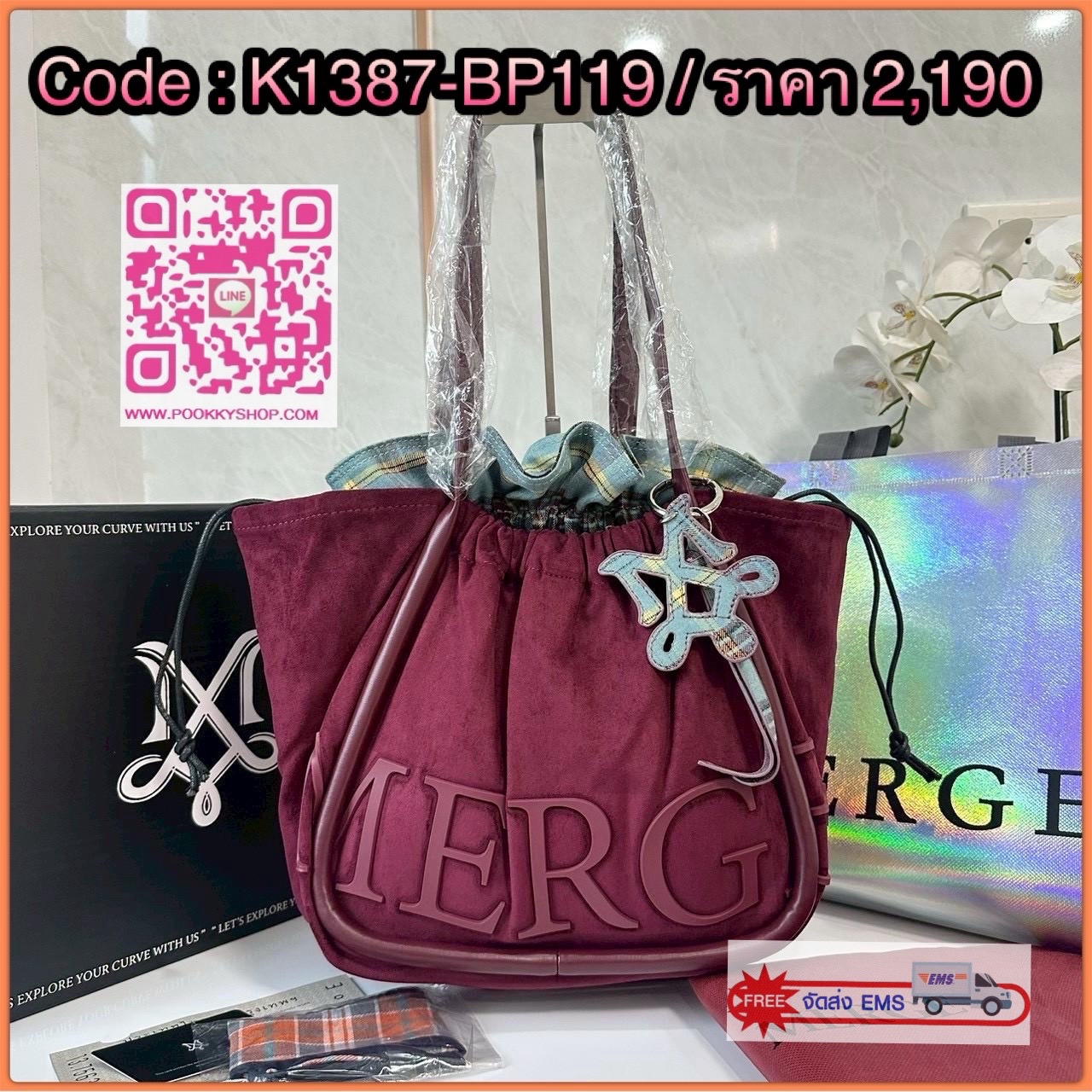 Merge A Day Bag Medium - Suede Edition (Limited) กระเป๋าสะพายไหล่ size ใหม่ ขนาดกระทัดรัดขึ้น แต่ยังสามารถจุของได้เยอะเหมือนเดิม ปรับสายกระเป๋าเป็นแบนสะพายทั้งวันไม่รู้สึกเมื่อยไหล่คะ