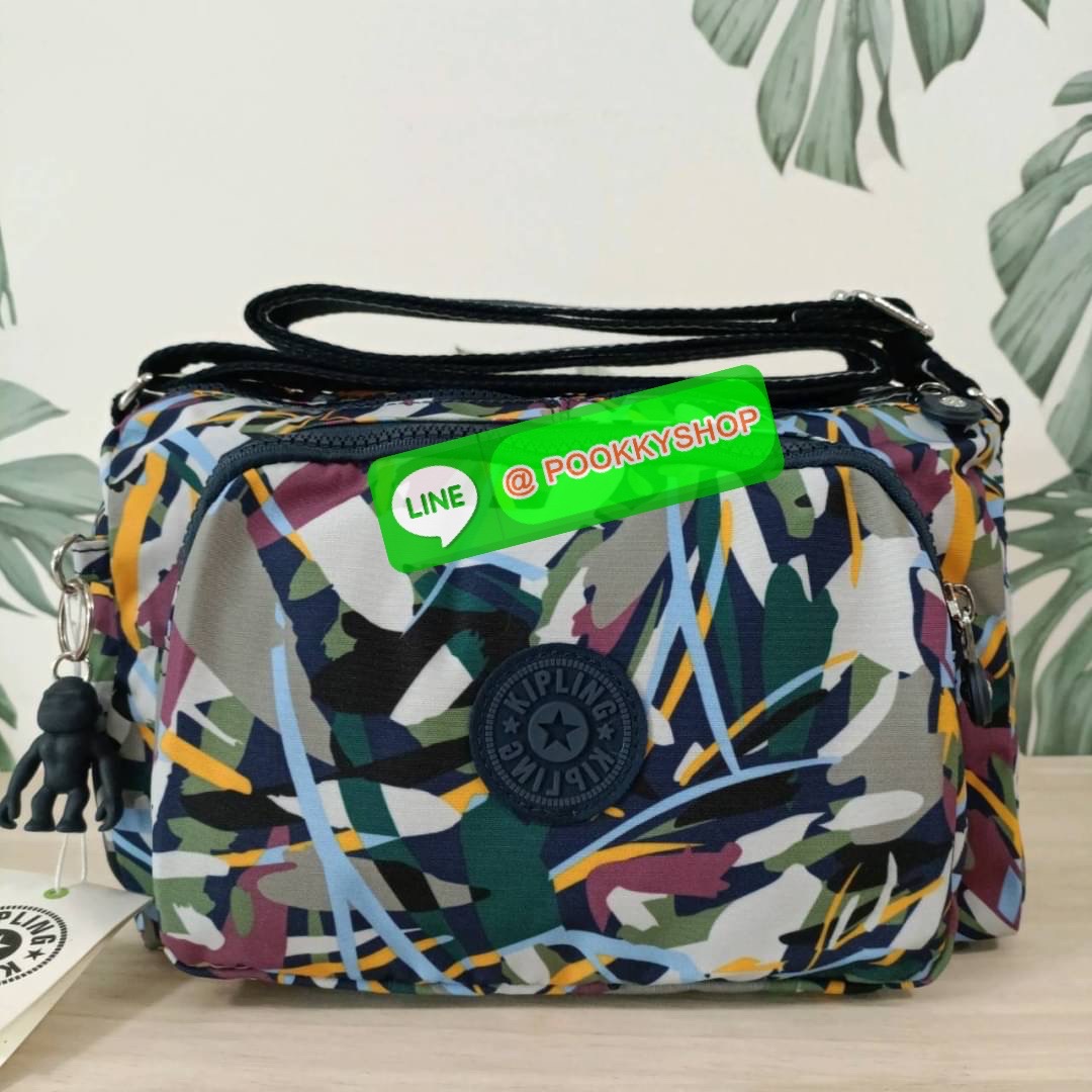 KIPLING RETH CROSSBODY BAG วัสดุ Nylon+polyester กระเป๋าสะพายข้างหรือ สะพาย Crossbody ได้ เปิด-ปิด ด้วยซิปปั๊มแบรนด์ที่หางซิป พร้อมช่องช่องหน้าแยกใส่ของใช้เล็กๆ น้อยๆ ได้ ช่องหลัก 2 ช่อง ด้านในโล่งกว้าง สามารถจุสัมภาระได้เยอะ มีช่องซิปด้านในและสายคล้องพวง