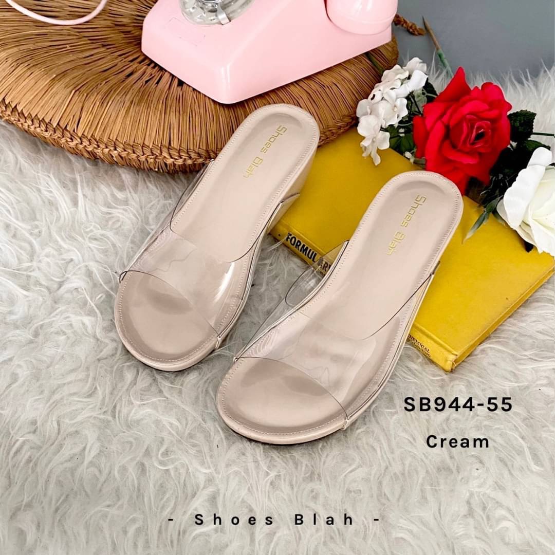 รุ่นท็อปฮิต สินค้าเข้าเพิ่มแล้วนะคะ ใครรออยู่รีบสั่งเลยจ้า รองเท้าทรงสวม วัสดุพลาสติกใสอย่างดี ไม่บาดเท้า ใส่แล้วเท้าเรียวสวย โชว์ผิวเท้า ขับผิวเท้าแลดูเงางาม พื้นนิ่ม ใส่สบายเท้า(สินค้าถ่ายจากงานจริงคะ) สูง 2 นิ้ว