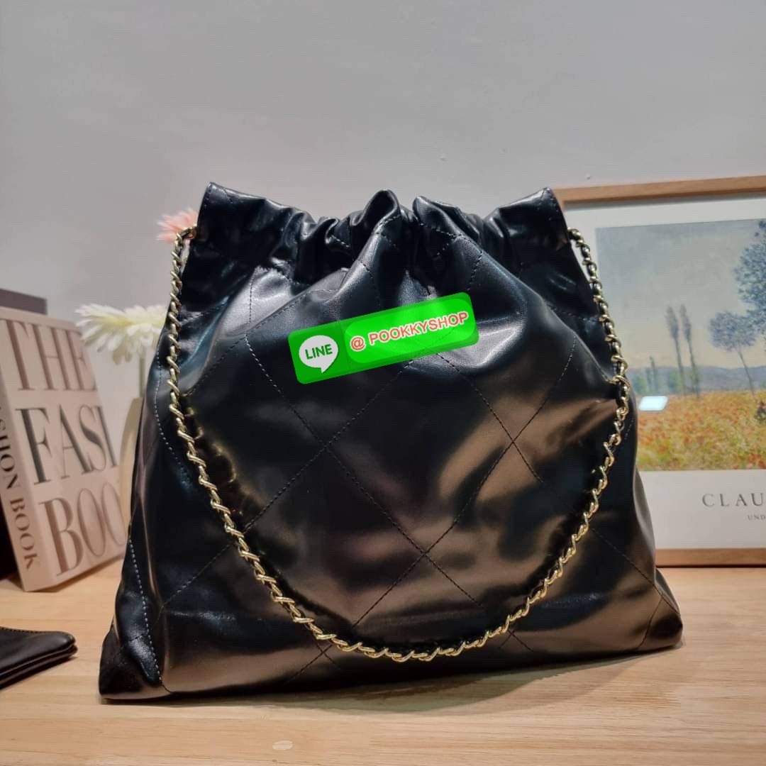 เกินต้านที่สุดกับไอเท็มนี้ Chanel 22 ที่สาวๆหรือใครๆก็ต้องมีแล้ว!! แค่เห็นก็หลงรัก กระเป๋าทรงสวย ดีเทลเรียบแต่มีความหรูแอบซ่อนอยู่ ด้วยดีไซน์สายสะพายโซ่สีทอง และโลโก้อันโดดเด่น วัสดุหนังแกะ สัมผัสดีงามน่าหลงใหลมาก ใช้ได้ง่ายๆไปเลยทุกโอกาส ใช้งานได้สะดวก ม