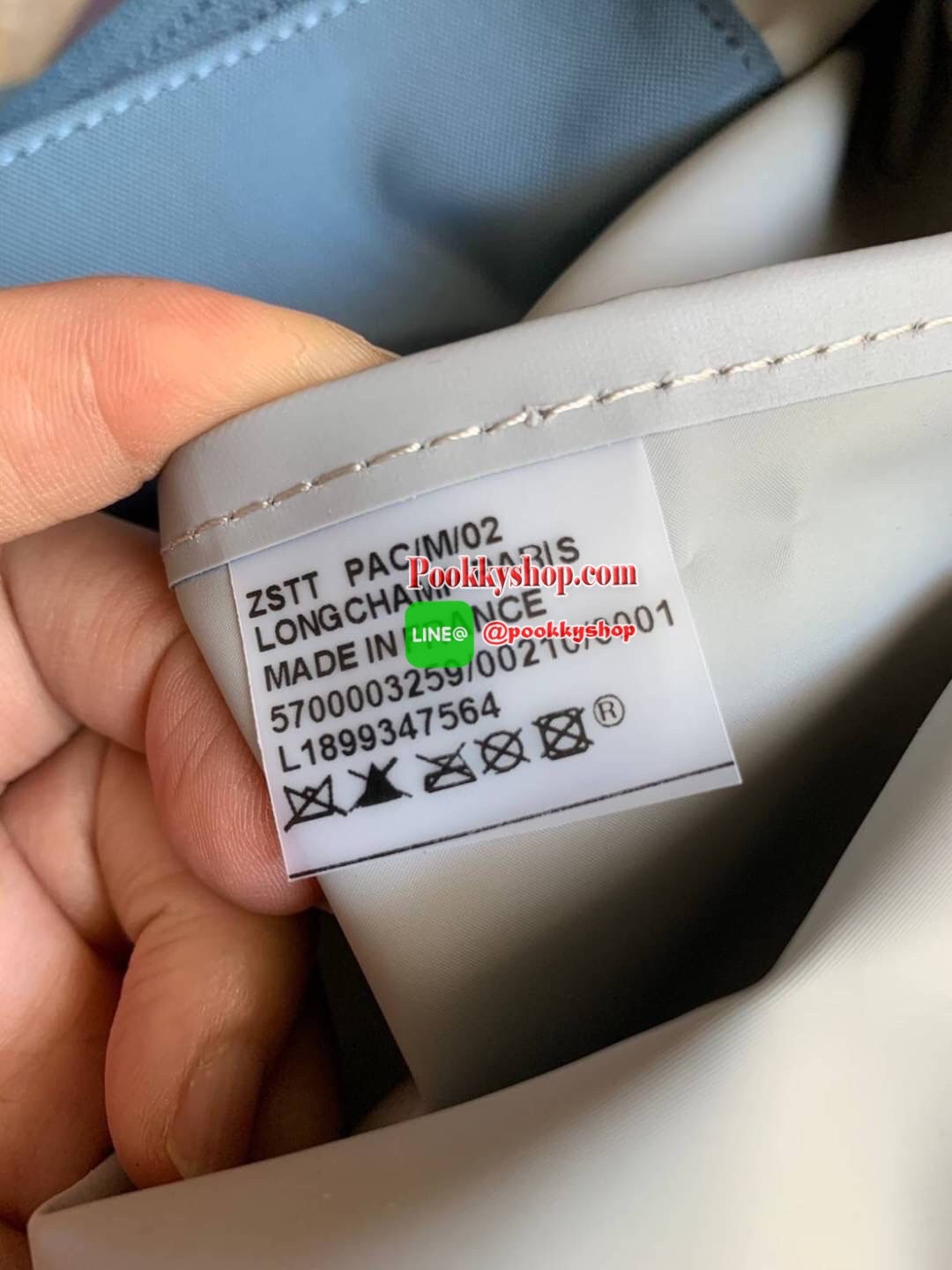 Longchamp Made In France Le Pliage Eiffel Tower Limited Edition Tote Bag สุดลิมิเตทกับlongchamp ที่ ออกมาเฉพาะซีซั่น พิมพ์ลายหอไอเฟล สามาถพับเก็บได้ ตรงตามชื่อทรง (คำว่า Le Pliage เป็นภาษาฝรั่งเศส แปลว่าการพับ) ส่วนฝาปิดและหูจับเป็นหนังที่ทำให้กระเป๋าดูไม