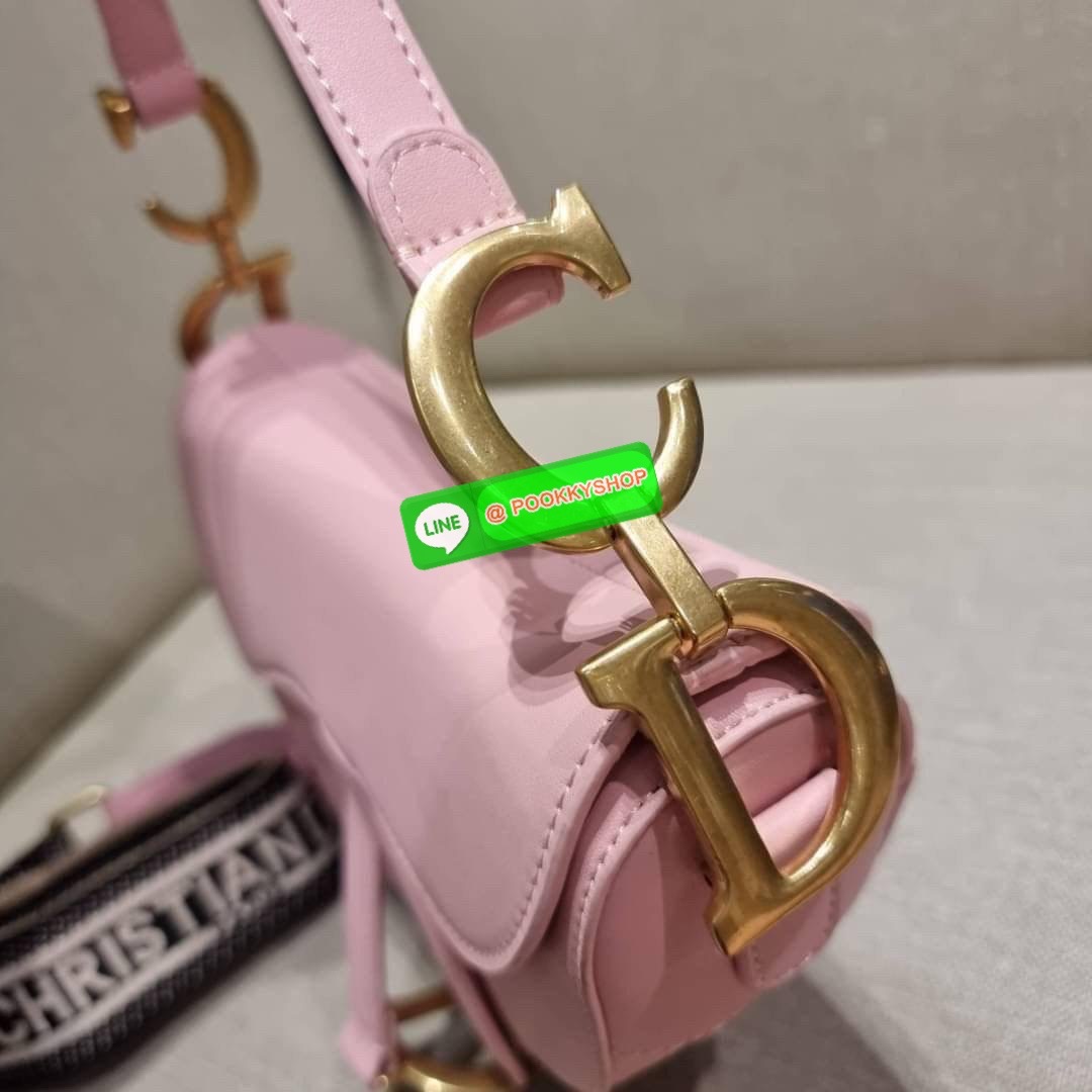 CD SADDLE BAG CALFSKIN กระเป๋าสะพายข้างพรีเมี่ยมกิ๊ฟ ทรงสวยไม่ซ้ำใคร กิมมิคในตัว ดูแพง ไซส์ใหญ่ ดีไซน์ย้อนยุค เป็นเอกลักษณ์สวยทุกแบบ เปิด-ปิดด้วยกระดุมแม่เหล็กซ่อน ใช้งานง่ายมากๆ ภายในเป็นช่องโล่ง มีช่องซิป วัสดุหนังลูกวัวฟอกสี ใส่ของสำคัญได้เลย หมดห่วง ม