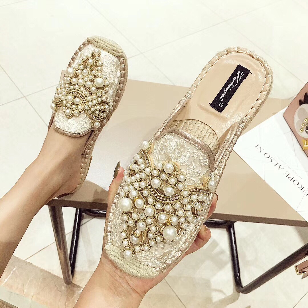 พร้อมส่งรอบ2 เลยจ้า รองเท้าเปิดส้น งานสวยๆพร้อมเสิร์ฟจ้า ตัวนี้ห้ามพลาด ร้องเท้าเปิดส้นผ้าลูกไม้อะไหล่มุขมาพร้อมเพชร งานสวยหรู งานเวอร์วังมากค่ะ รุ่นนี้ทรงสวยมาก แม่ค้าคอนเฟริม ห้ามพลาดเลยจ้าตัวนี้แนะนำ อย่าช้ารีบเลย