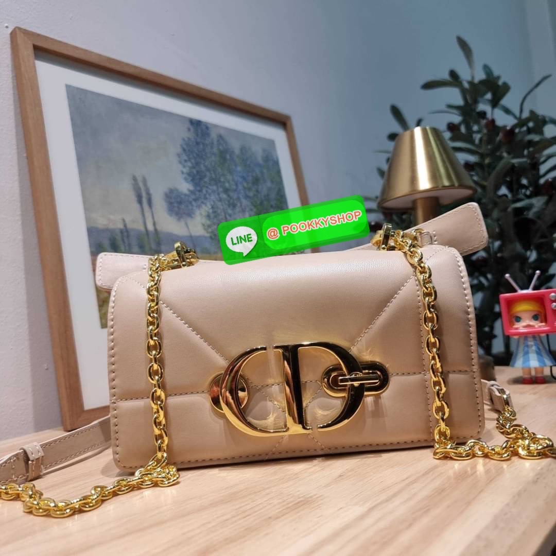 🔅 Model CD 30 MONTAIGNE POUCH WITH SHOULDER STRAP AND HANDLE 🔅 Details ย้อนยุคความหรูหรา อันเป็นเอกลักษณ์ กระเป๋าสะพายสวยอยู่ทรง เพิ่มลูกเล่นให้กับไอเท็มนี้ด้วย มือจับที่ถอดออกได้ และอะไหล่เปิด-ปิดแบบคล้องล็อค สะดวกใช้ ด้านหลังมีช่องใส่บัต