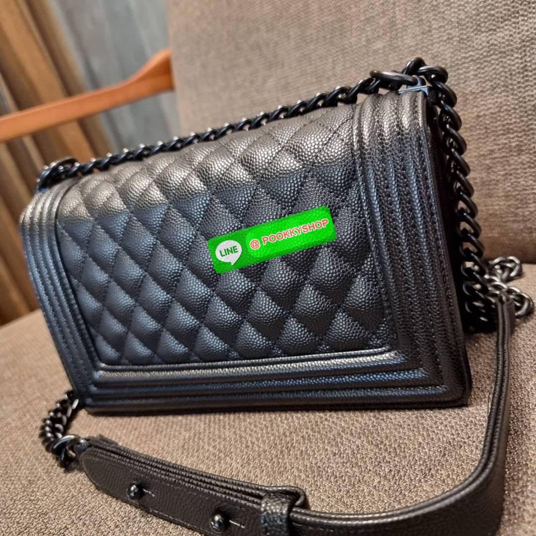 Chanel รุ่นสุดฮอต ดีไซน์อะไหล่ดำ เรียบหรูมากๆ!! วัสดุหนังลายคาร์เวีย ทรงคลาสสิคที่สาวๆห้ามพลาด!! ในราคาสุดจะคุ้มจากเคาน์เตอร์ dutyfree เปิด-ปิดกระเป๋าด้วยตัวล็อค ภายในโล่งกว้าง ไซส์ใหญ่ใส่ของได้เยอะ มีช่องแยกในกระเป๋า มาพร้อมสายสะพายโซ่สลับหนังรองบ่า (ถอด