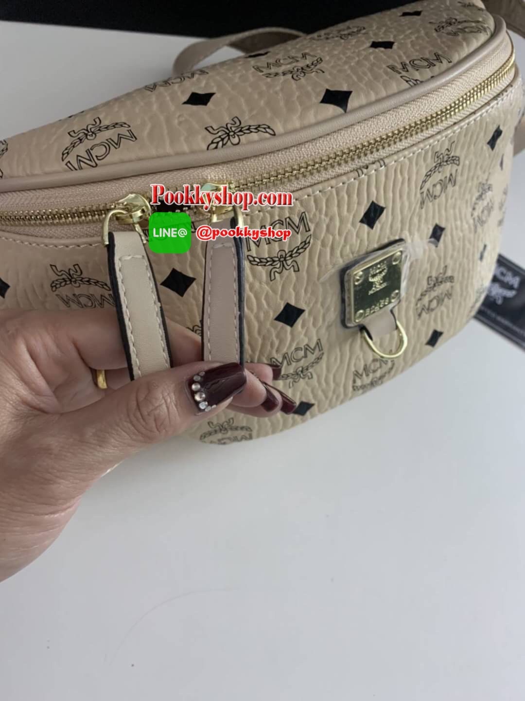 MCM Fursten ลาย Visetos กระเป๋าคาดอก/เอว ที่เข้ากับทุกไลฟ์สไตล์ จะคาดรอบเอวหรือพาดลำตัวก็ให้ลุคสตรีทแบบทันสมัย วัสดุหนังสังเคราะห์เคลือบผิวลาย Visetos หนังดีมากๆ ค่ะเปิด-ปิดด้วยซิป 2 ทาง ด้านหลังมีช่องซิปยาว 1 ซิป ด้านในโล่งกว้าง และมีช่องสำหรับเก็บของจุก