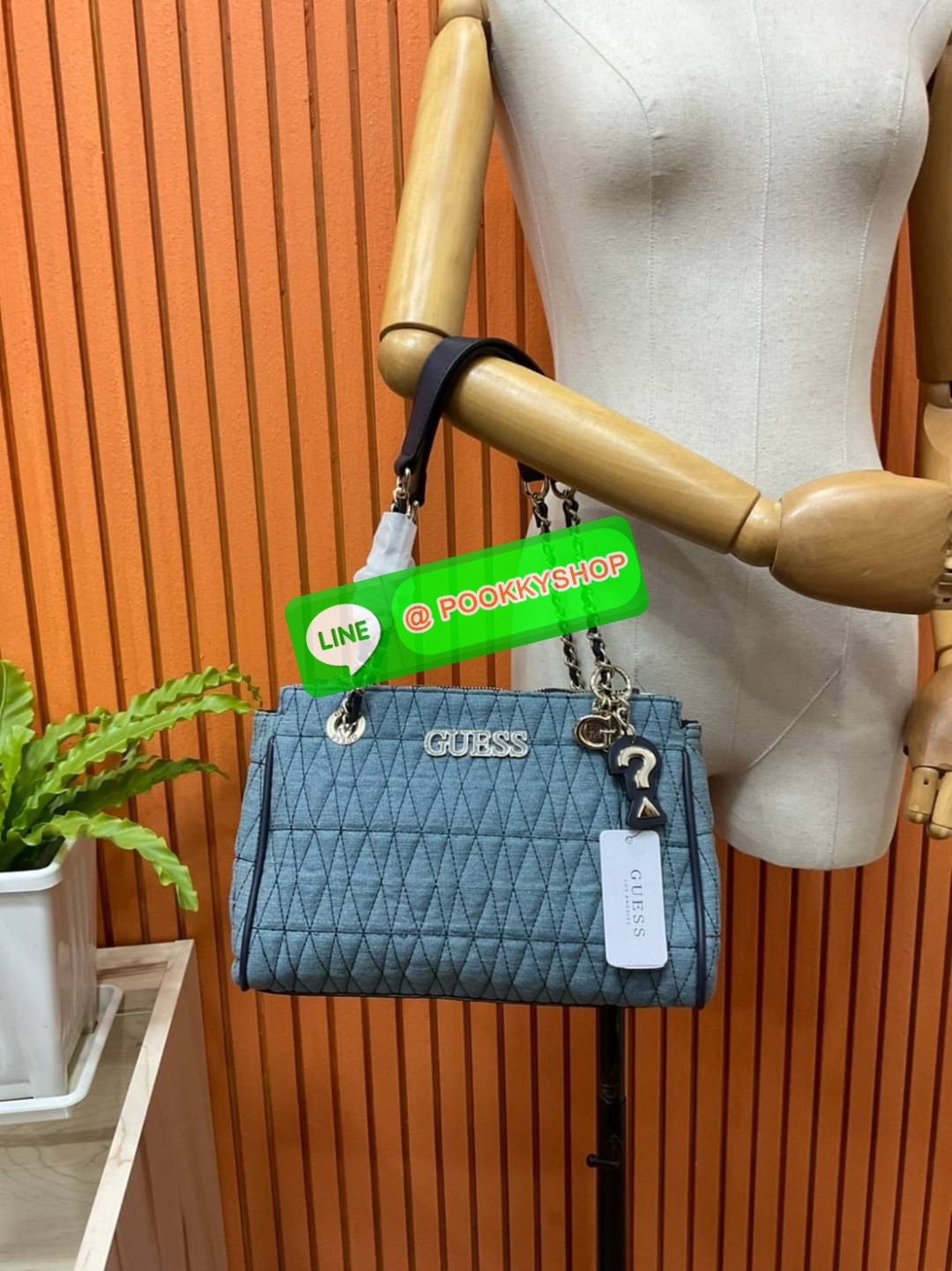 Guess Brinkley Society Satchel Bag กระเป๋าถือหรือสะพาย ขนาดกำลังดี วัสดุ Denim และ Pu หนังนิ่ม ผ้านุ่มมาก สวยอยู่ทรง มาพร้อมพวงกุญแจน่ารักๆ ถอดออกได้ ด้านหน้าประดับโลโก้แบรนด์ เปิดปิดด้วยซิป มี 2 ช่องหลักใช้งาน ภายในช่องซิปหน้าแยกเป็นสัดส่วนการใช้งาน ซิปช